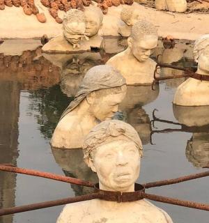 skupina soch v jezírku s vodou