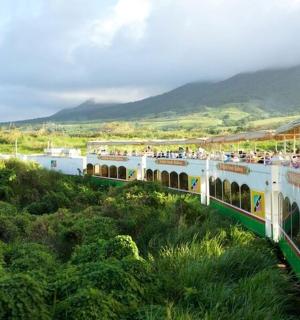 사람들로 가득 찬 기차