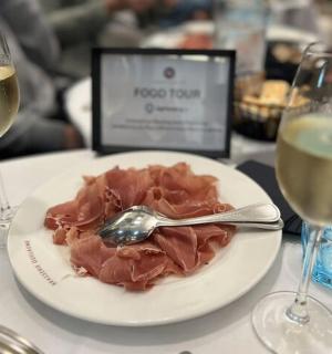 talerz z jedzeniem na stole z dwoma kieliszkami wina