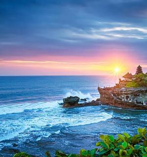 海上日落，岛上有一栋房子