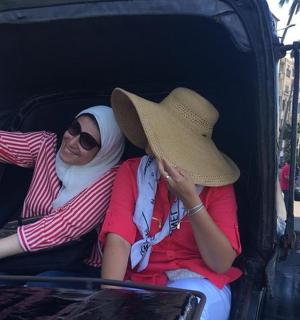 dvě ženy sedící v kufru auta