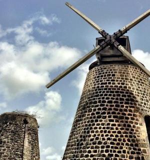 větrný mlýn stojící na střeše budovy