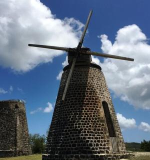 cihlový větrný mlýn uprostřed pole