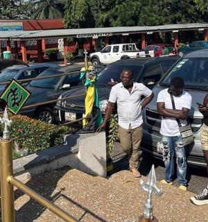 一群人站在停车场