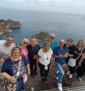 一群人在大海前摆姿势拍照