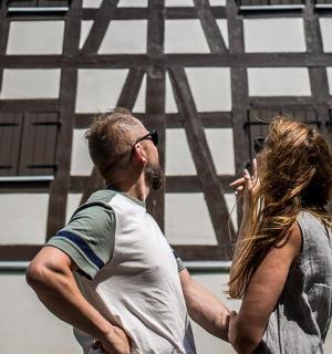 一名男子和一名女子站在一栋建筑物前