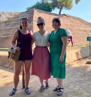 三位妇女站在金字塔前