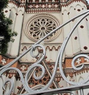 建筑物前华丽的金属栅栏