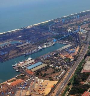 港口的鸟瞰图，水中有一艘船