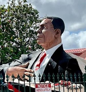 socha prezidenta Obamy za plotem