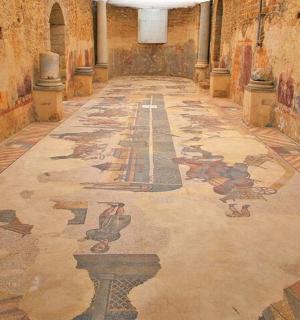 走廊里,建筑物的地板上有一幅画