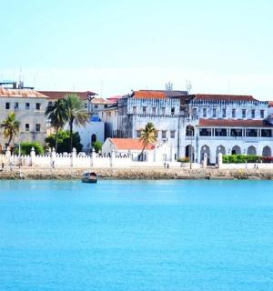 水域岸边的一组建筑