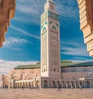 一座前面有钟楼的大楼