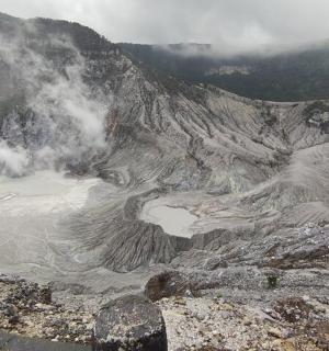 widok na górę z akwenem wodnym