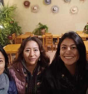 Un grupo de cuatro personas posando para una fotografía