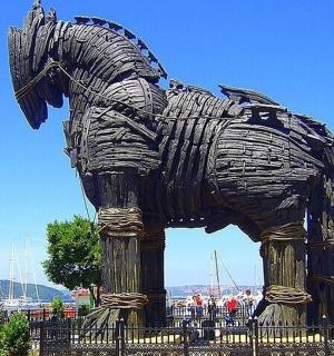 城市里的木马雕像