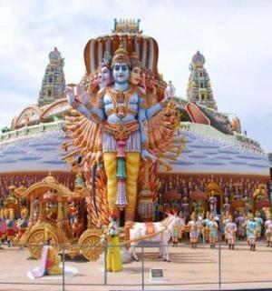 velká budova s velkou sochou před ní