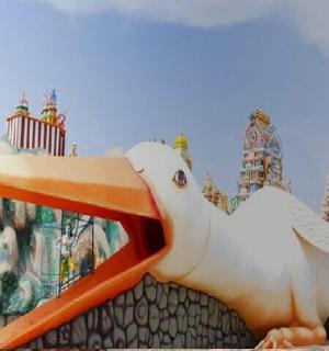 建筑物前的鸟雕像