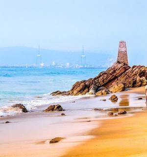 muž kráčející po pláži u oceánu