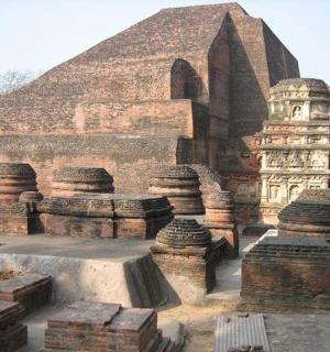 一座金字塔，前面有一堆废墟