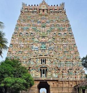 一座大楼，前面有一座高塔