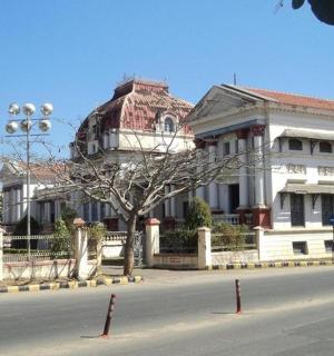 街边的一栋白色大楼