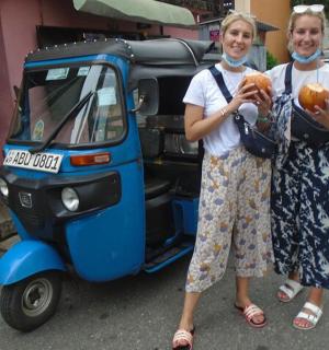 Dvě ženy stojí vedle malé motorky