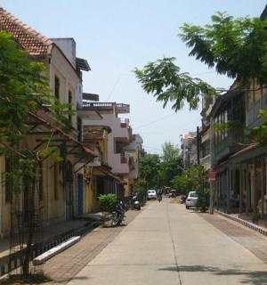 一座高楼林立的城市中一条空荡荡的街道