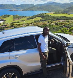 muž vystupuje z bílého auta