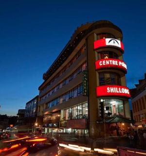 城市街道上带有标志的建筑物