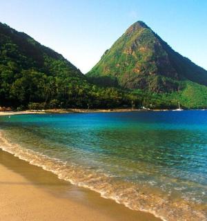 pohled na pláž s horami v pozadí