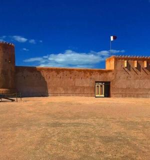 cihlová budova s vlajkou na ní