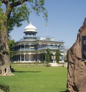 一座顶部有圆顶的大楼