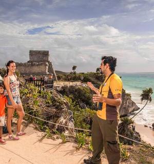 一群人站在海边的沙滩上