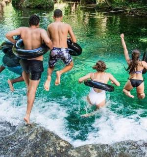 skupina lidí skákajících do vodní plochy