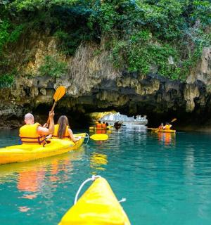 一名男子和一名女子在洞穴中的皮划艇上