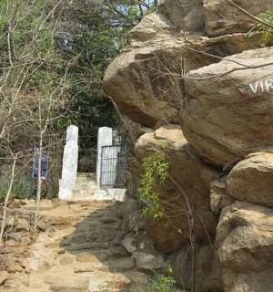 一块大石头侧面的标志