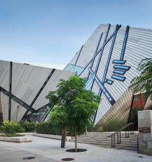 อาคารที่มีต้นไม้อยู่ด้านหน้า