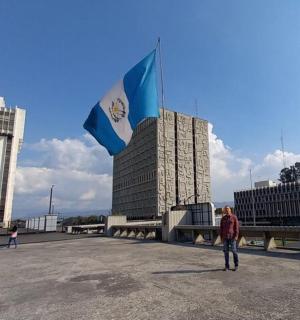 一名男子在两栋建筑物前放风筝