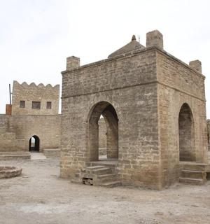 庭院里有一座带拱门的旧砖建筑