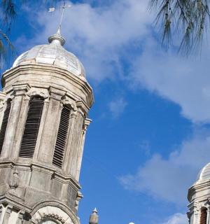 一座有钟楼的建筑