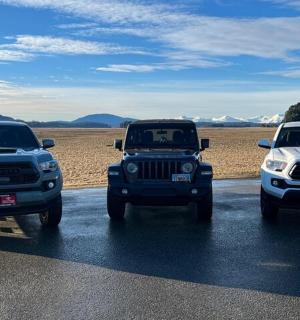 三辆卡车停在停车场