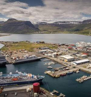 停泊着两艘游轮的港口鸟瞰图