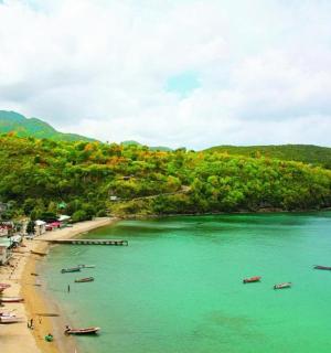 pohled na pláž s loděmi ve vodě