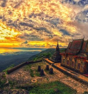 一幅以日落为背景的建筑物画