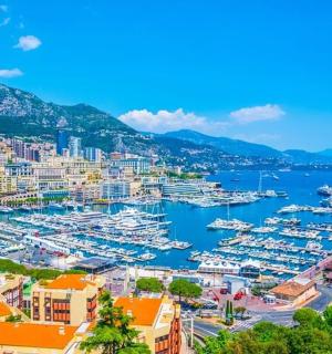 港口景色，水里停着小船