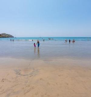 sekumpulan orang di dalam air di pantai
