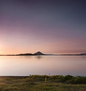 一大片水域上的日落
