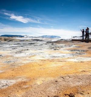 一群人站在沙漠之巅