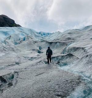 muž stojící na vrcholu ledovce